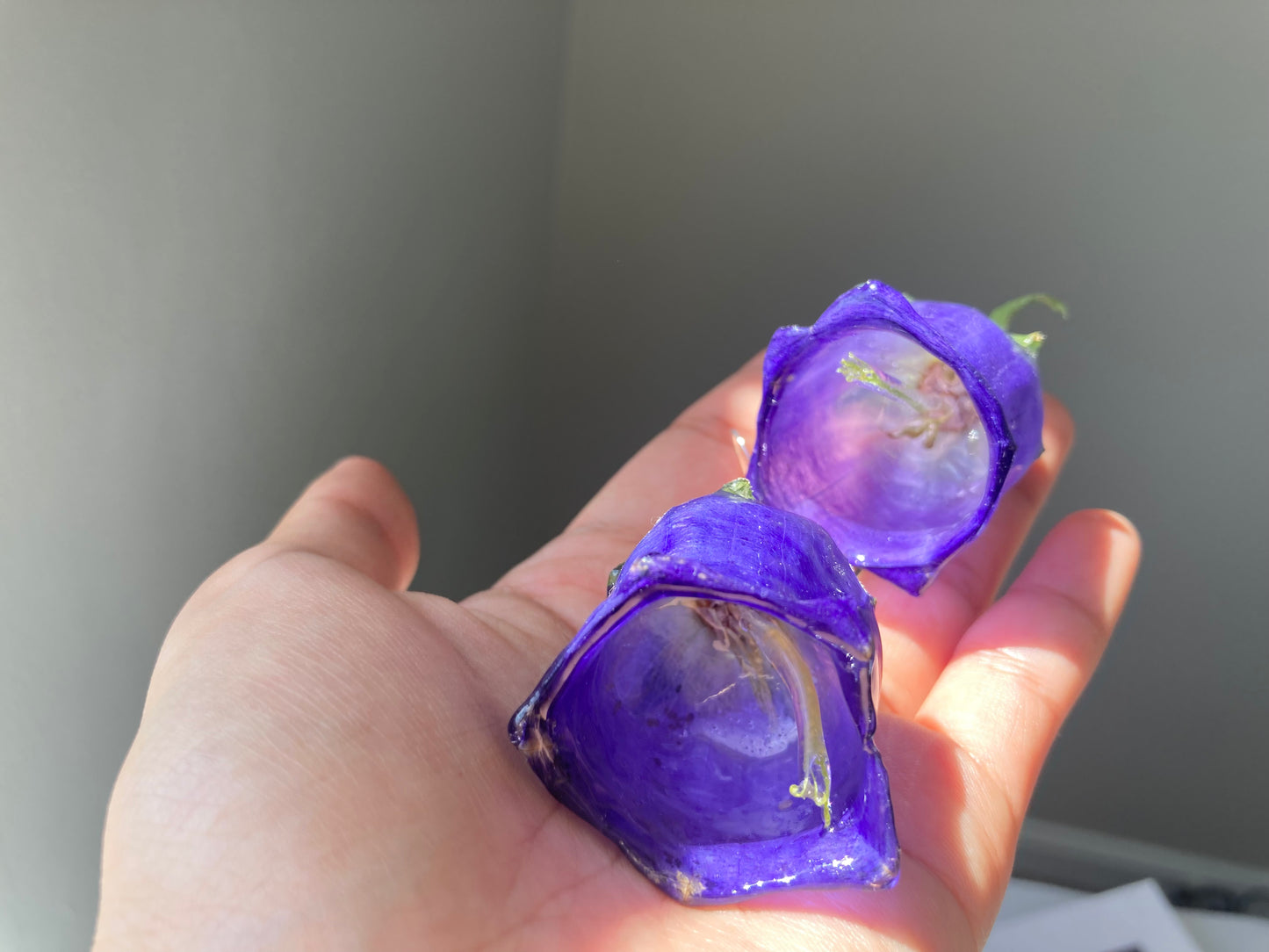 violet bellflower resin earring - Nalan studio